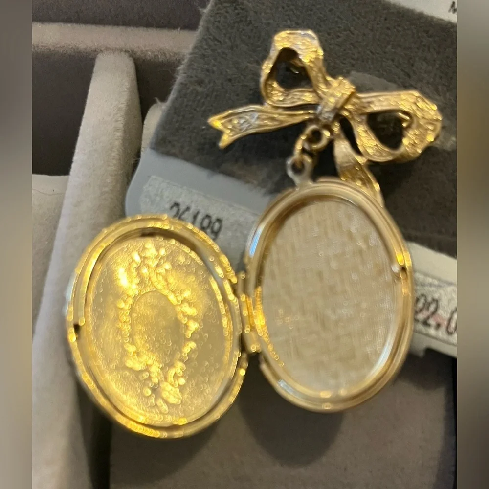 1928 elegant gold
